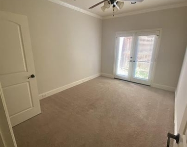 6353 Richmond Avenue - Photo Thumbnail 9