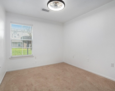 211 Hunt Road - Photo Thumbnail 10