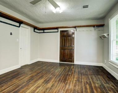 523 E Mulberry Street - Photo Thumbnail 5