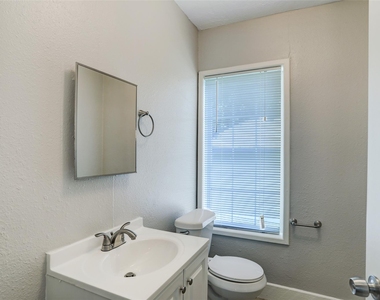 523 E Mulberry Street - Photo Thumbnail 6