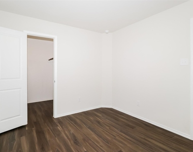 2321 Blue Opal Lane - Photo Thumbnail 11