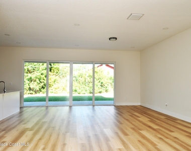 1043 Walden Boulevard Se - Photo Thumbnail 6