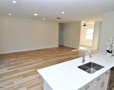 1043 Walden Boulevard Se - Photo Thumbnail 8