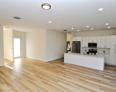 1043 Walden Boulevard Se - Photo Thumbnail 9