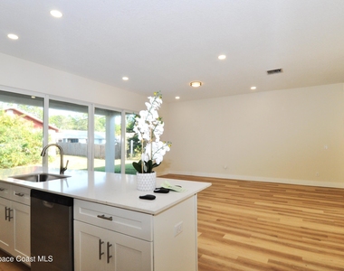 1043 Walden Boulevard Se - Photo Thumbnail 11