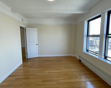 West 79 Street - Photo Thumbnail 4