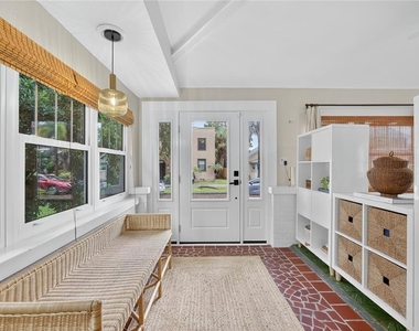 221 13th Avenue Ne - Photo Thumbnail 2