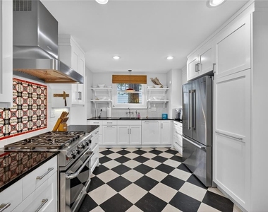 221 13th Avenue Ne - Photo Thumbnail 13