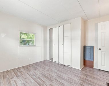 7205 Commons Boulevard - Photo Thumbnail 11