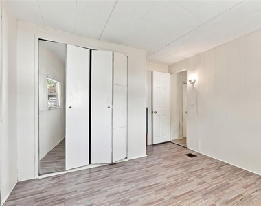 7205 Commons Boulevard - Photo Thumbnail 12