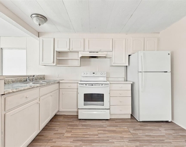7205 Commons Boulevard - Photo Thumbnail 6