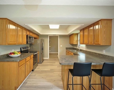 6005 Christy Lane - Photo Thumbnail 8