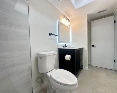 1845 S Highland Avenue - Photo Thumbnail 12