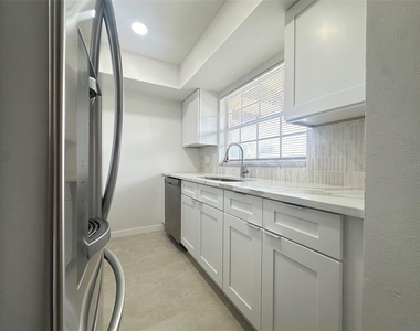 1845 S Highland Avenue - Photo Thumbnail 4