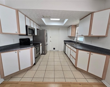 202 Jacob Ryan Court - Photo Thumbnail 4