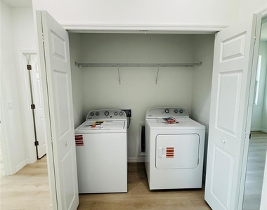 602 Desmoines Court - Photo Thumbnail 10