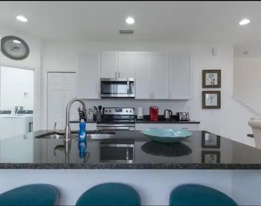 470 Lake Shore Parkway - Photo Thumbnail 9