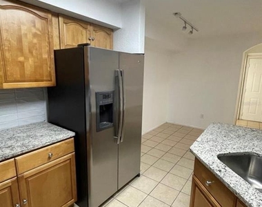 827 Camargo Way - Photo Thumbnail 14