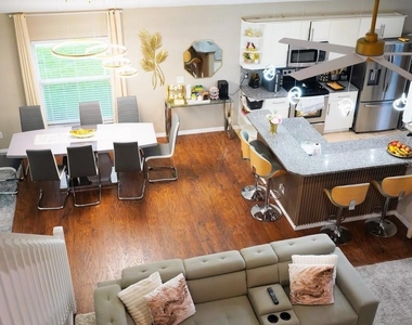 2592 Chatham Circle - Photo Thumbnail 1