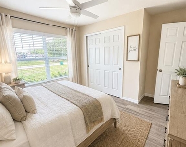 10193 Burlington Avenue - Photo Thumbnail 4