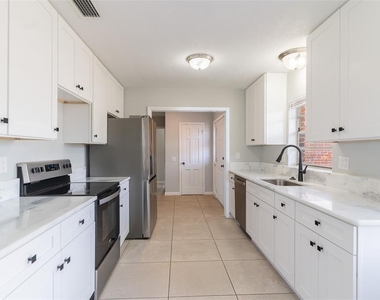 124 Shelley Drive - Photo Thumbnail 2