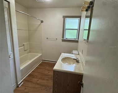 4025 Sw 20th Drive - Photo Thumbnail 8