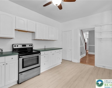 227 E Garrison Street - Photo Thumbnail 7