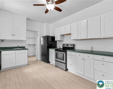 227 E Garrison Street - Photo Thumbnail 8