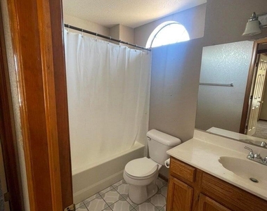 808 Merriman Drive - Photo Thumbnail 14
