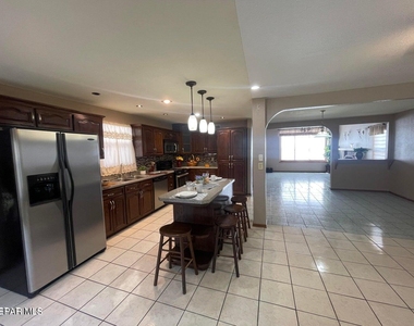 808 Merriman Drive - Photo Thumbnail 4