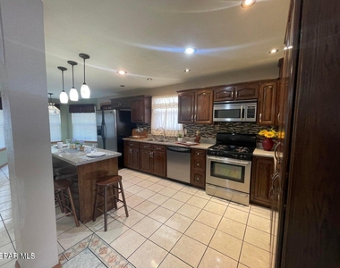 808 Merriman Drive - Photo Thumbnail 17