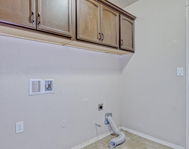 14325 Woods Point Avenue - Photo Thumbnail 15