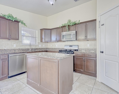 14325 Woods Point Avenue - Photo Thumbnail 10