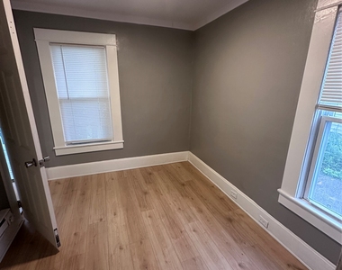 302 Squires Avenue - Photo Thumbnail 4