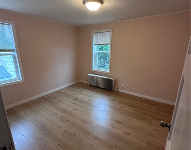 302 Squires Avenue - Photo Thumbnail 7