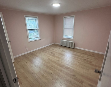 302 Squires Avenue - Photo Thumbnail 8