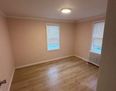 302 Squires Avenue - Photo Thumbnail 6