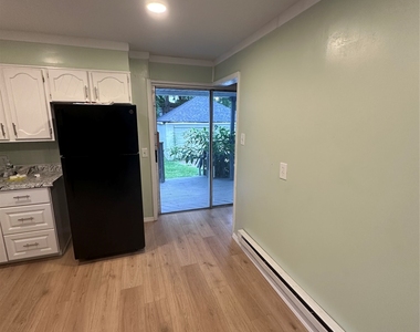 302 Squires Avenue - Photo Thumbnail 3