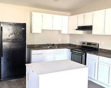 100 Silas Court - Photo Thumbnail 2
