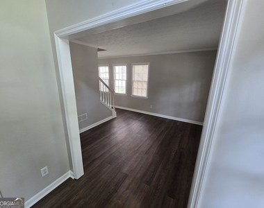 724 Jamie Way Ne - Photo Thumbnail 2