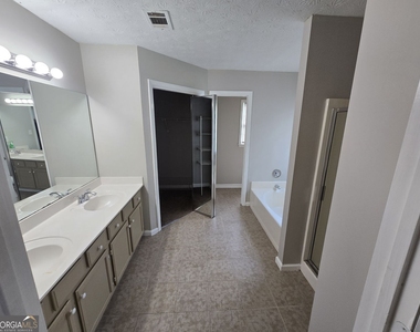 724 Jamie Way Ne - Photo Thumbnail 3