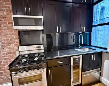 West 52 Street - Photo Thumbnail 1