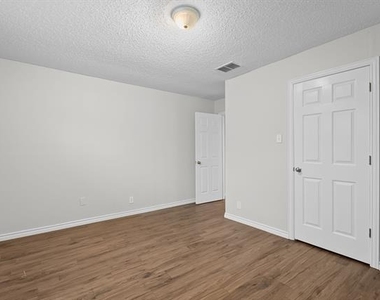 429 Johnson Street - Photo Thumbnail 9