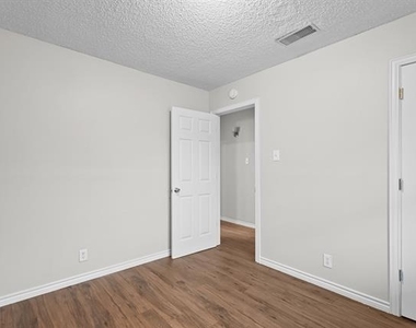 429 Johnson Street - Photo Thumbnail 7