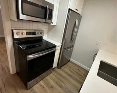425 N Rosemont Avenue - Photo Thumbnail 5