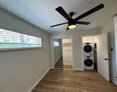 425 N Rosemont Avenue - Photo Thumbnail 11