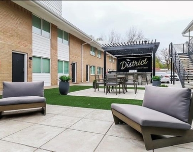425 N Rosemont Avenue - Photo Thumbnail 2