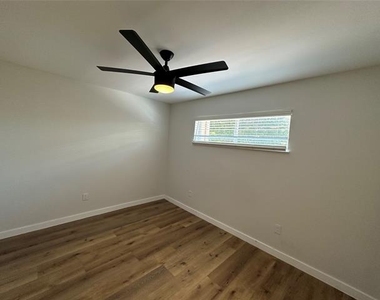 425 N Rosemont Avenue - Photo Thumbnail 10