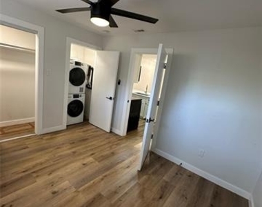 425 N Rosemont Avenue - Photo Thumbnail 9
