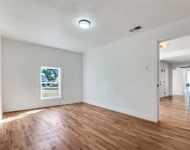 927 S Franklin Street - Photo Thumbnail 4